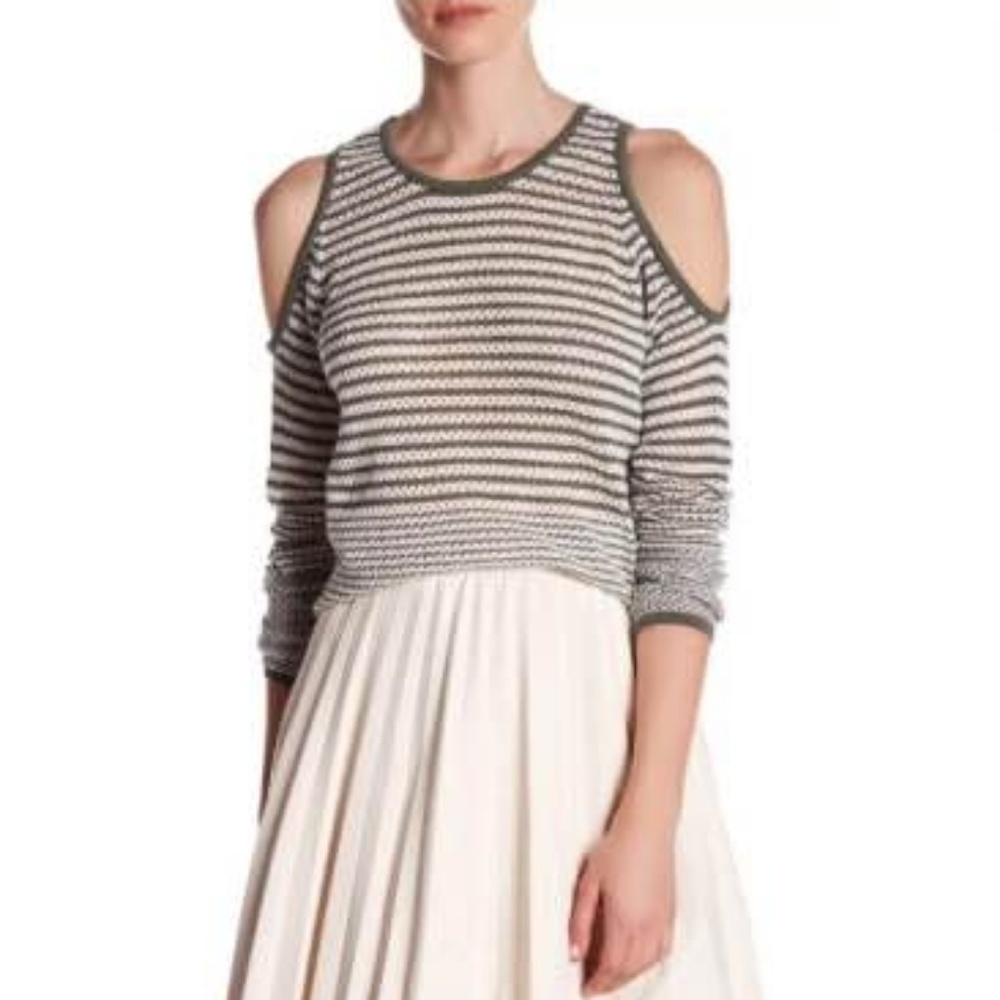 Romeo and Juliet Couture M cold shoulder knit top